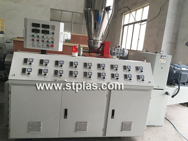 PVC pipe extrusion machine 800.jpg